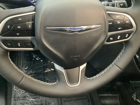 Used 2025 Chrysler Pacifica Select FWD image 14