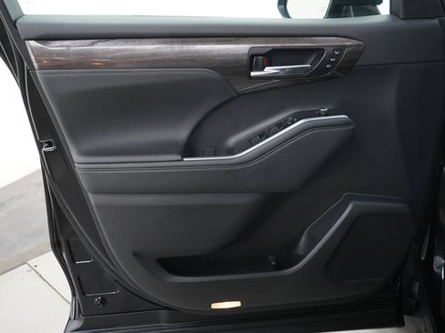 Used 2024 Toyota Highlander Limited AWD/4WD image 22