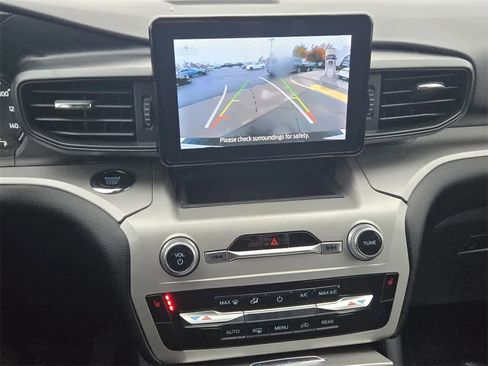 Used 2023 Ford Explorer XLT image 19