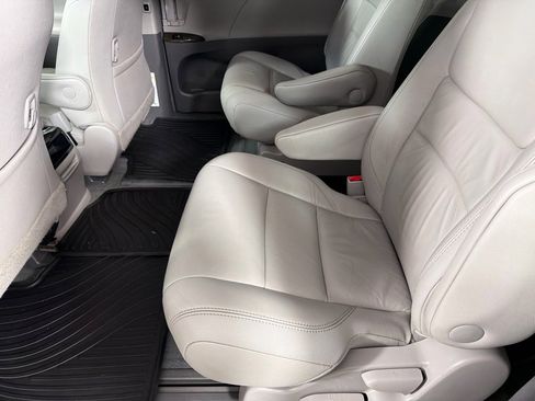 Used 2017 Toyota Sienna XLE 7 PASSENGER image 19