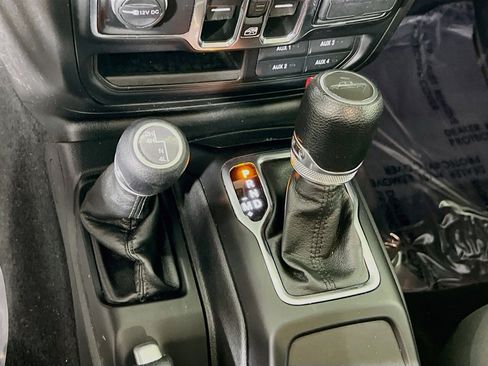 Used 2023 Jeep Gladiator Sport image 16