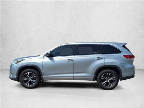Used 2018 Toyota Highlander LE FWD image 8