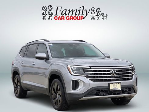 Used 2025 Volkswagen Atlas SE image 2