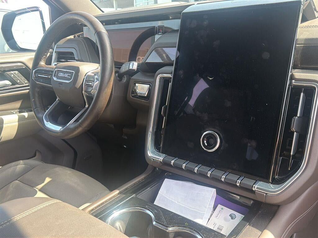 Used 2025 GMC Yukon Elevation w/ Elevation Premium Package AWD/4WD image 6
