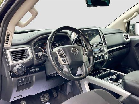 Used 2021 Nissan Titan SV w/ SV Convenience Package image 9
