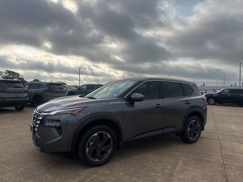 Used 2024 Nissan Rogue SV image 9