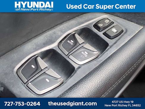 Used 2017 Hyundai Santa Fe SE FWD image 25