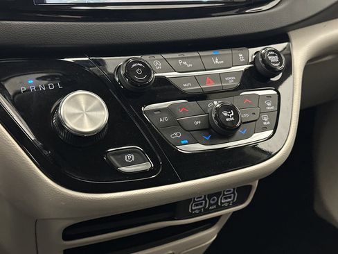 Used 2024 Chrysler Pacifica Touring-L image 30