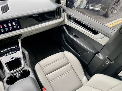 Used 2024 Porsche Cayenne Turbo image 18