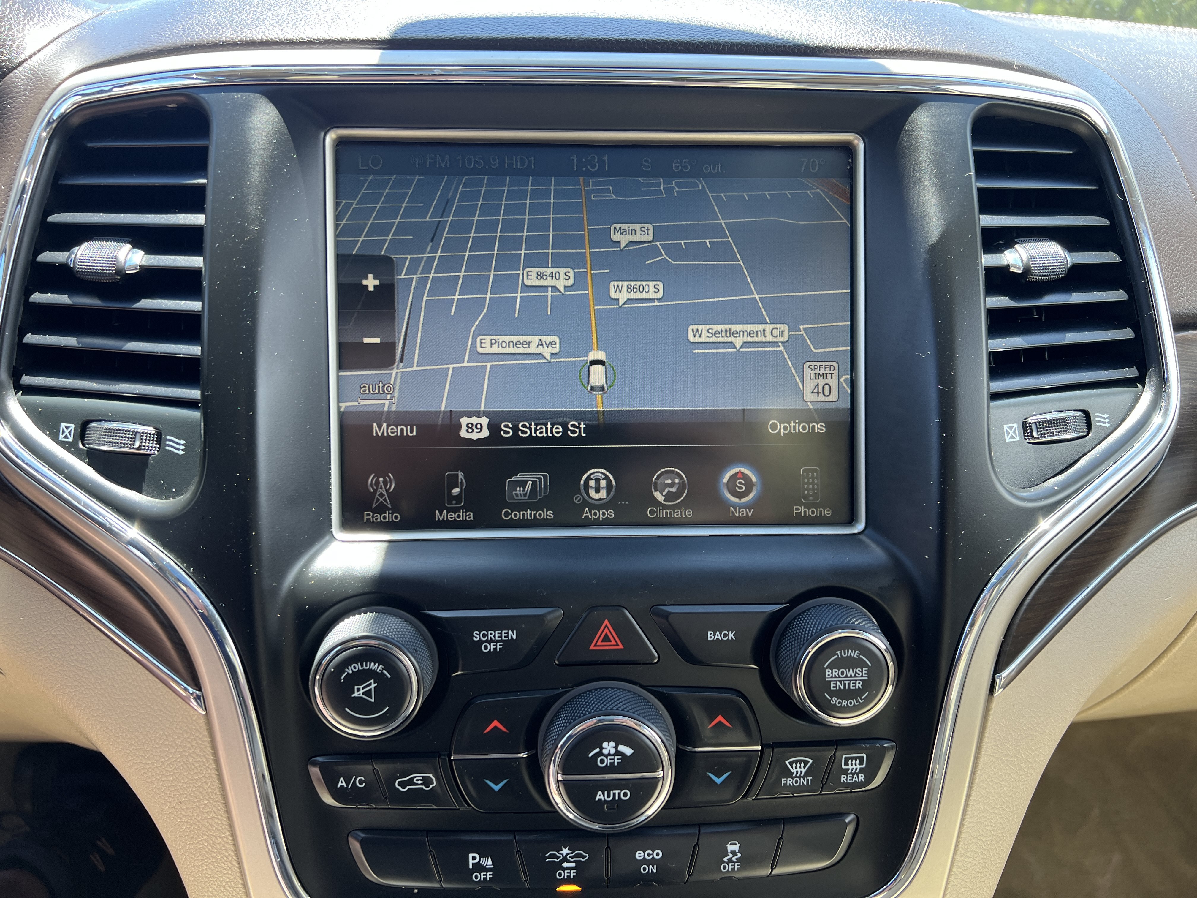 Used 2015 Jeep Grand Cherokee Overland w/ Advanced Technology Group AWD/4WD image 18