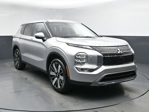 New 2026 Mitsubishi Outlander SE image 2