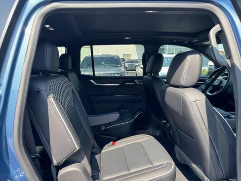 Used 2025 GMC Acadia Denali w/ Super Cruise Package FWD image 10