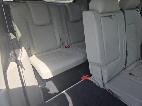 Used 2025 Volkswagen Atlas SE image 23