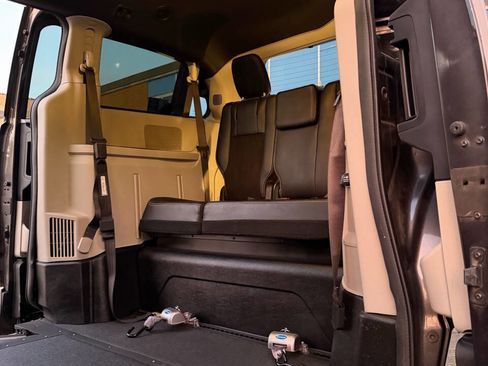 Used 2019 Dodge Grand Caravan SXT image 19