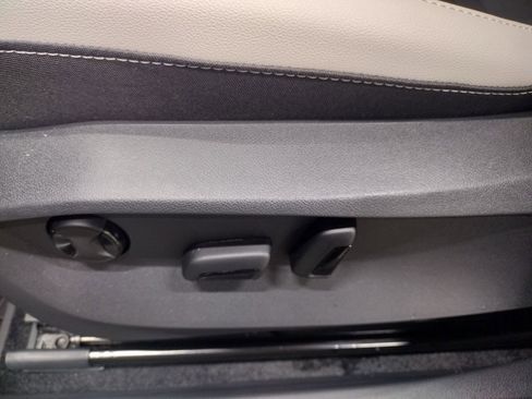 New 2025 Volkswagen Taos SE image 21