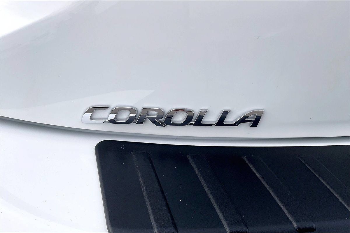 Used 2024 Toyota Corolla SE w/ SE Package FWD image 11
