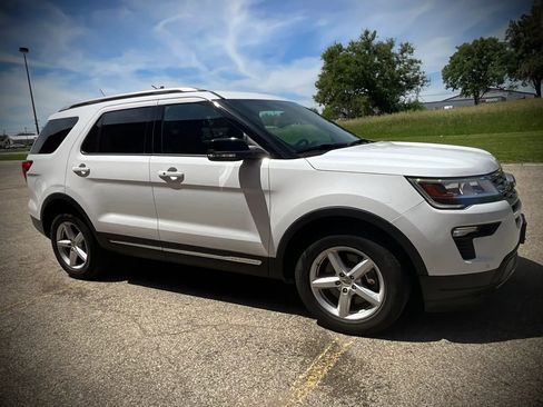 Used 2018 Ford Explorer XLT w/ Equipment Group 202A FWD image 7