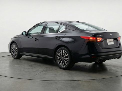 Used 2025 Nissan Altima 2.5 SV FWD image 6