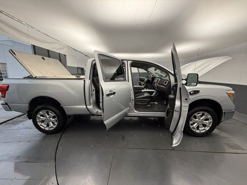 Used 2017 Nissan Titan SL image 19