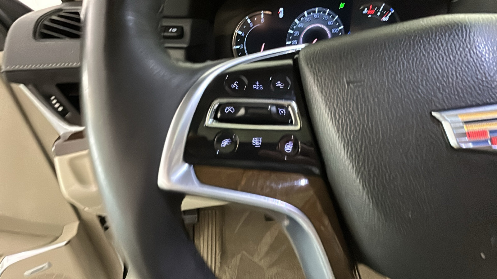 Used 2018 Cadillac Escalade Luxury AWD/4WD image 19