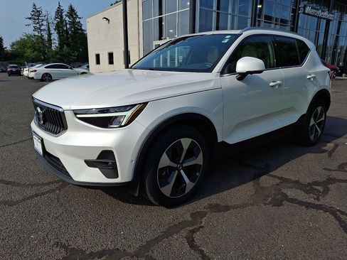Used 2023 Volvo XC40 B5 Plus w/ Driver Assist Package AWD/4WD image 3