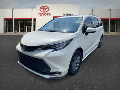 Certified 2021 Toyota Sienna XLE FWD image 1