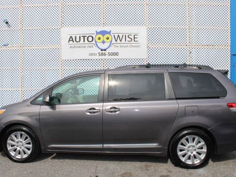 Used 2014 Toyota Sienna Limited w/ Limited Premium Package image 6