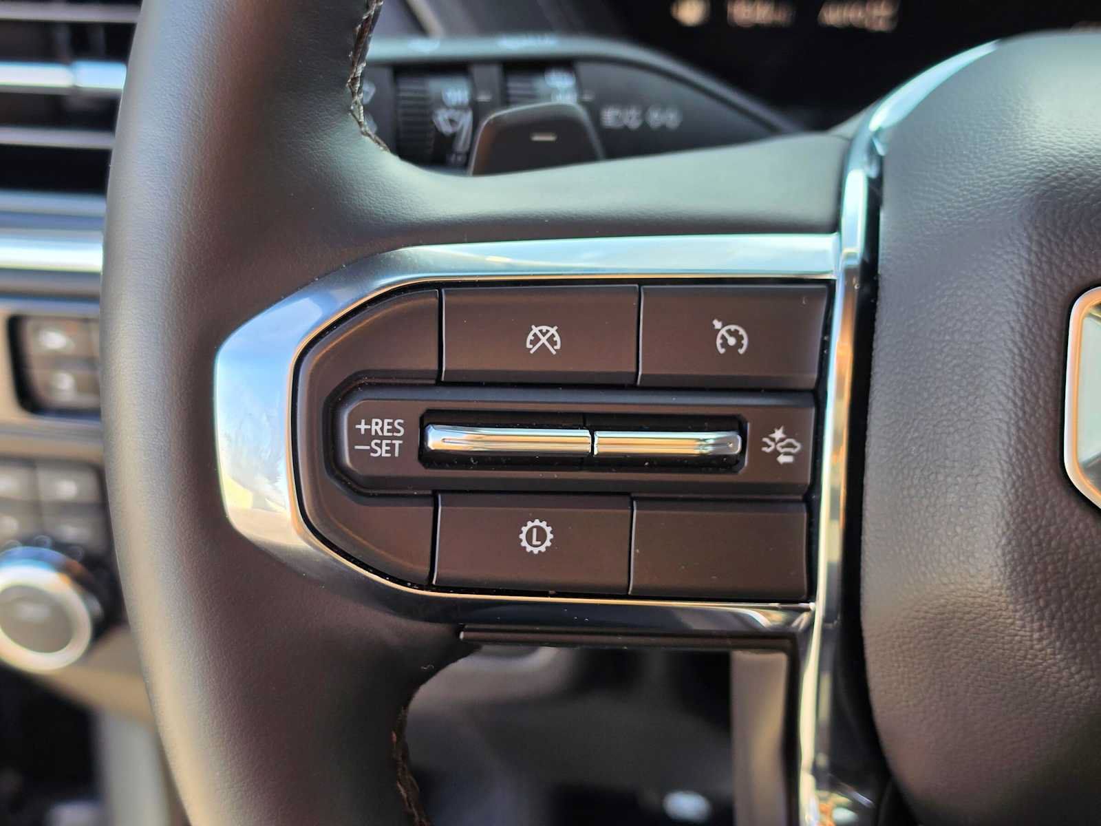 Used 2025 GMC Yukon XL Denali AWD/4WD image 31