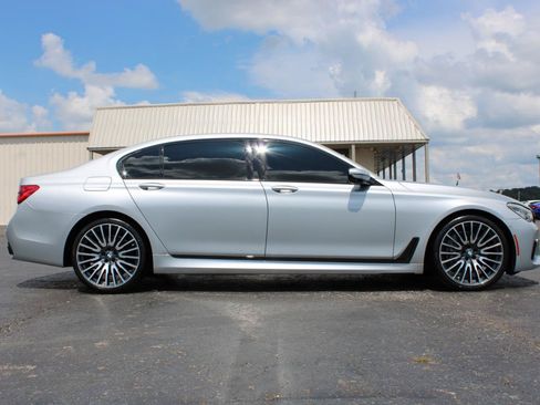 Used 2017 BMW 750i RWD image 3