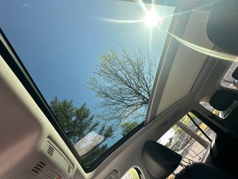 Used 2024 Volkswagen Tiguan SE image 24