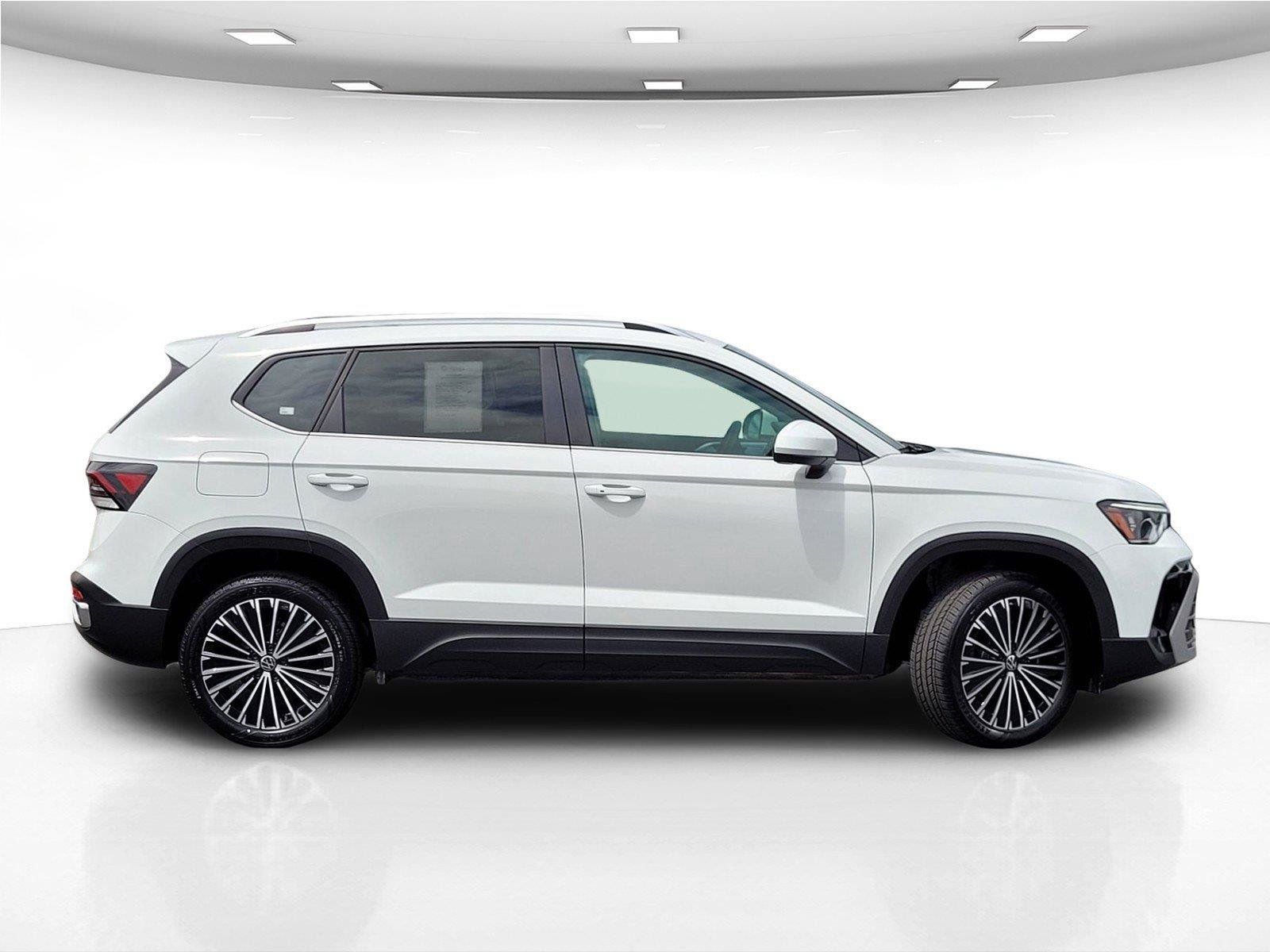 Certified 2025 Volkswagen Taos SE FWD image 5