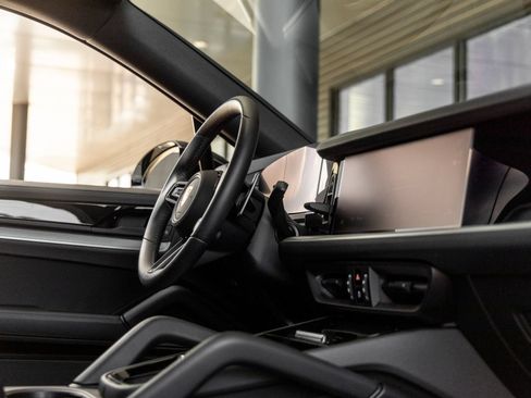 Certified 2025 Porsche Cayenne S AWD/4WD image 47