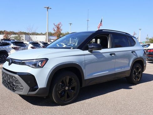 New 2026 Volkswagen Taos SE image 3