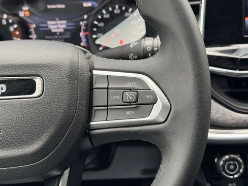 Used 2025 Jeep Compass Latitude AWD/4WD image 36