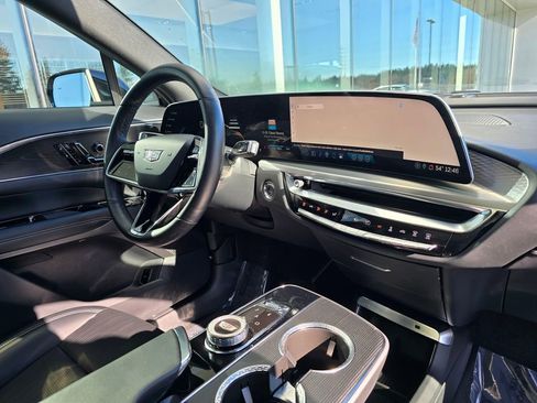 Used 2024 Cadillac Lyriq Sport image 12