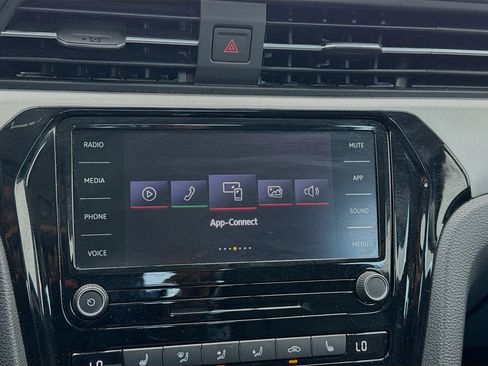 Used 2022 Volkswagen Passat 2.0T SE image 9