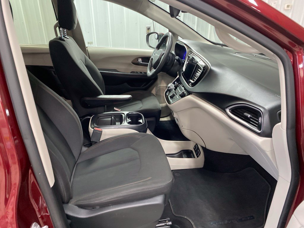 Used 2017 Chrysler Pacifica Touring Plus w/ Tire & Wheel Group FWD image 20