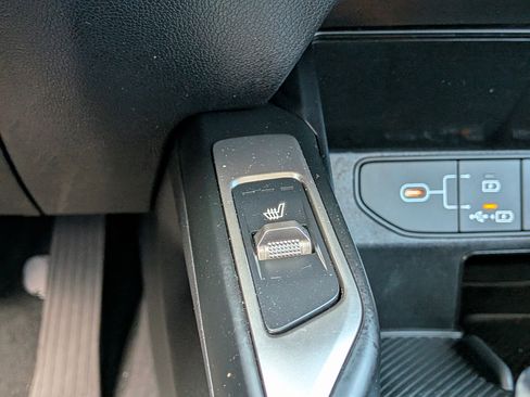 Certified 2025 Kia Sorento S image 36