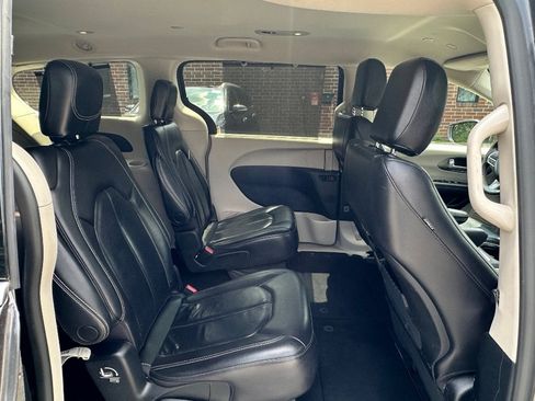 Used 2022 Chrysler Pacifica Touring-L FWD image 17