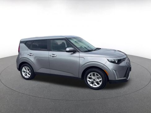Used 2025 Kia Soul LX w/ LX Technology Package FWD image 2
