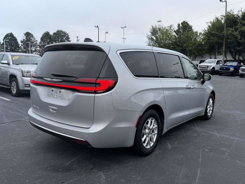 Used 2023 Chrysler Pacifica Touring-L FWD image 7