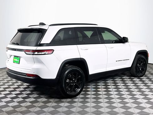 Used 2024 Jeep Grand Cherokee Altitude image 10