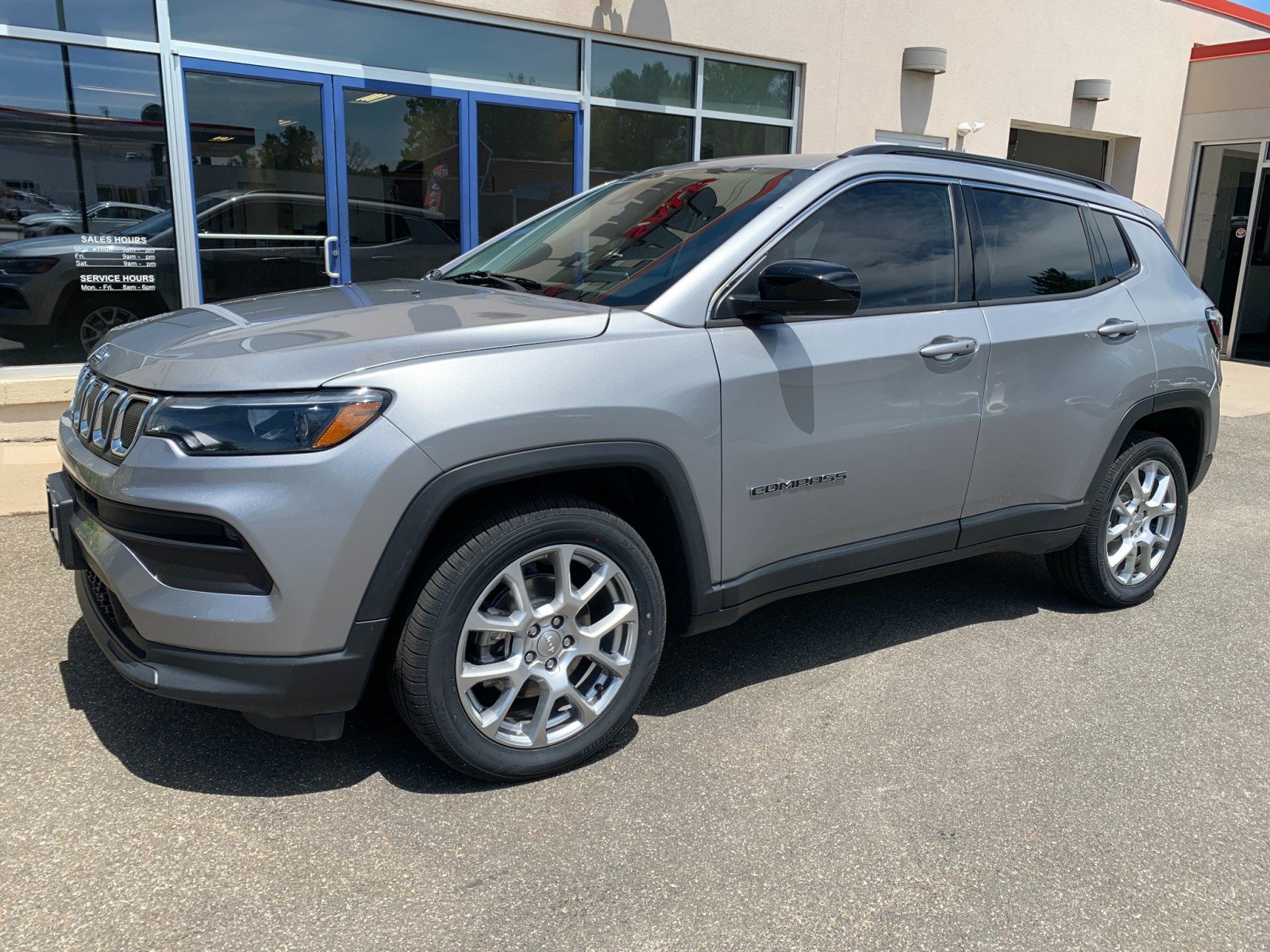Used 2022 Jeep Compass Latitude w/ Sun and Sound Group AWD/4WD image 1
