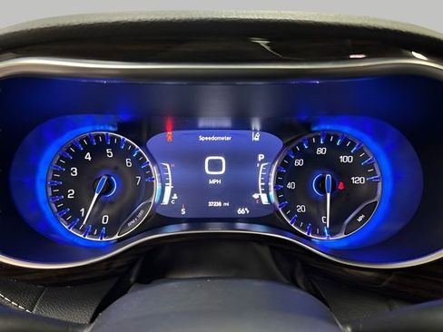Used 2023 Chrysler Pacifica Limited image 14