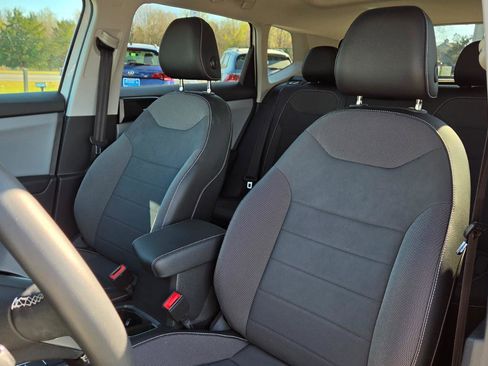 Certified 2022 Volkswagen Taos SE w/ Panoramic Sunroof Package image 21