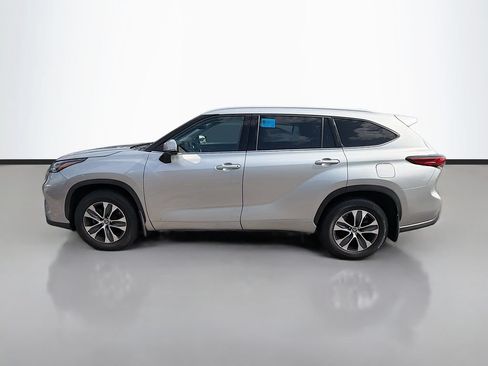 Used 2022 Toyota Highlander XLE AWD/4WD image 6