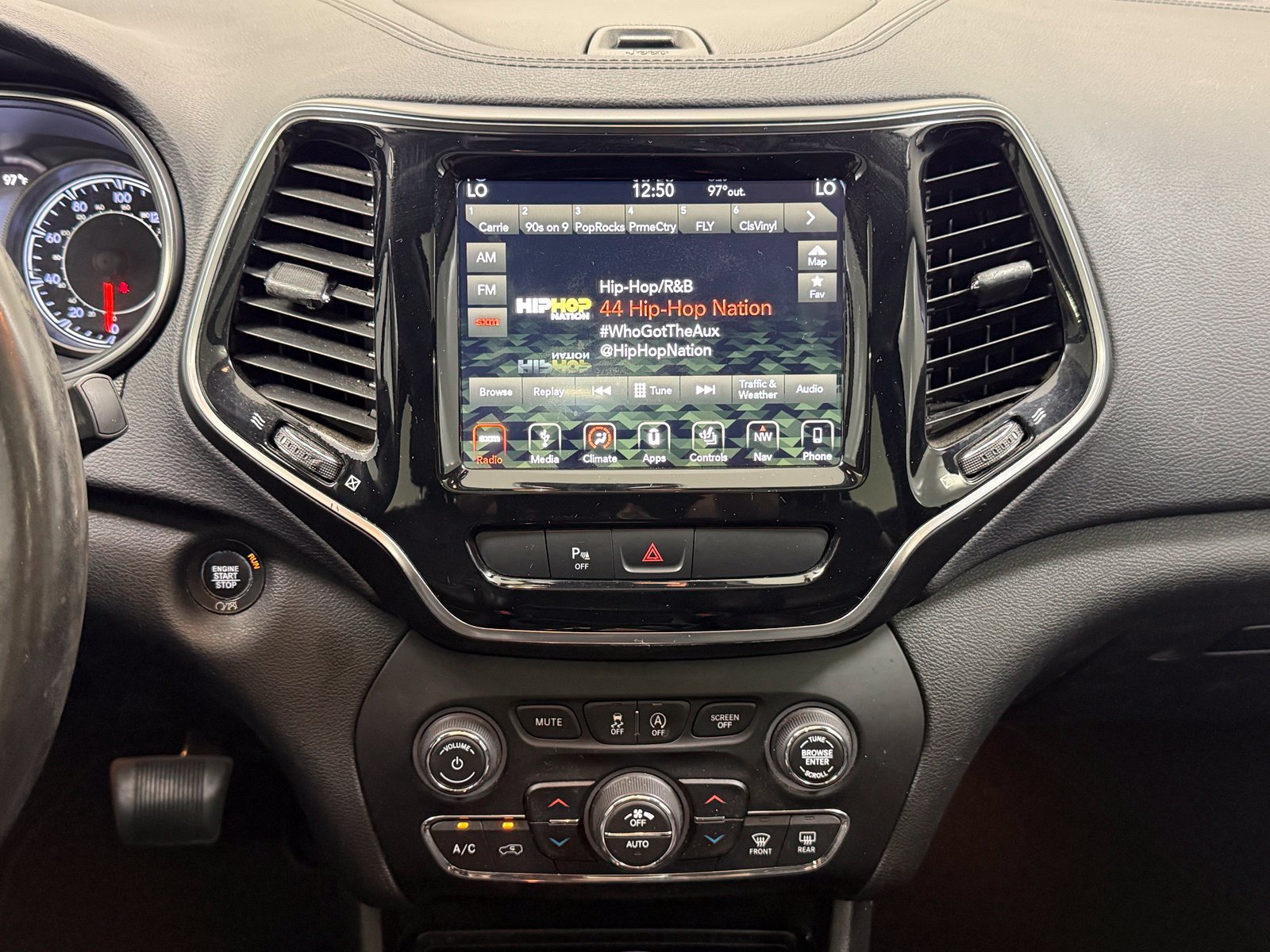 Used 2019 Jeep Cherokee Limited w/ Trailer Tow Group FWD image 25