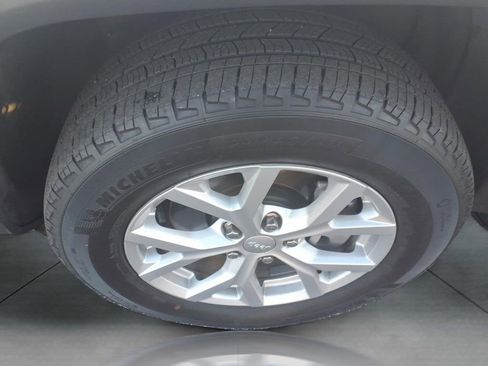 Used 2023 Jeep Grand Cherokee L Limited w/ Luxury Tech Group II image 9