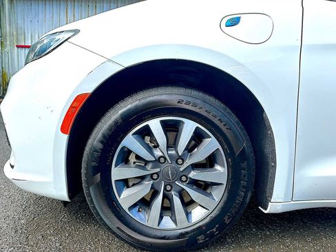 Used 2022 Chrysler Pacifica Touring-L image 18