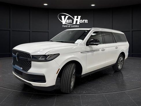 Used 2025 Lincoln Navigator L Reserve AWD/4WD image 3